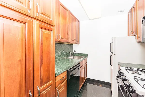 Rented by Keller Williams NYC | media 32