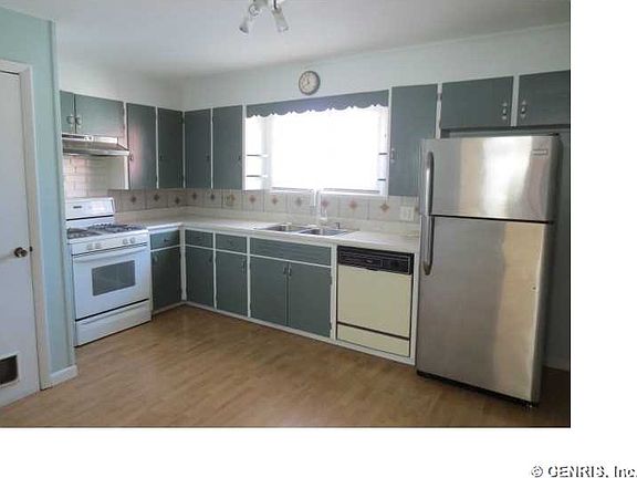 3rd image of 225 Charlotte St