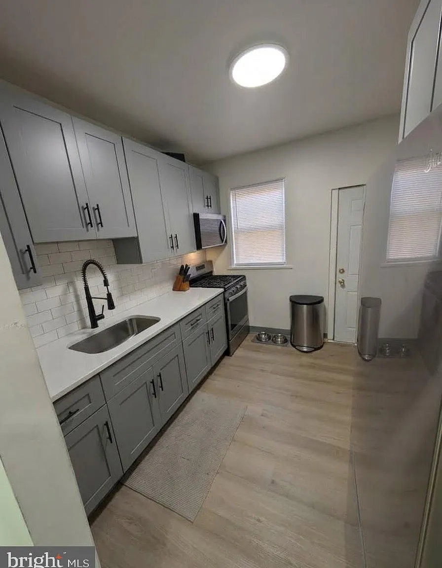 3 bed, 1.5 bath, 1090 sqft, $1,850 — Photo 1