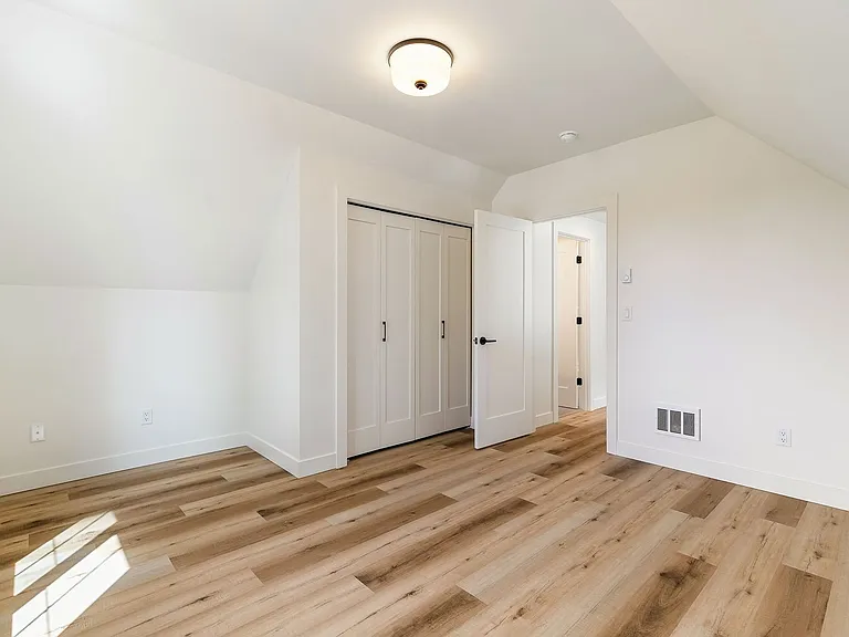 1615 Larrabee Ave — Photo 16