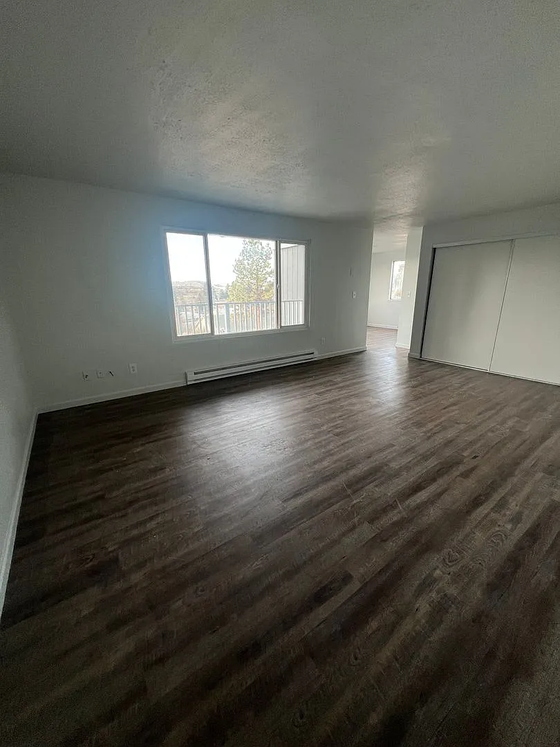 Newly Renovated - 3 Bedroom, 2 Bathroom Apartment - Pacific Terrace — Photo 1