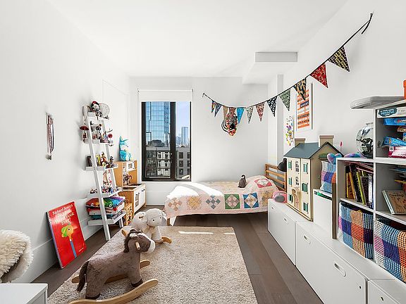 5th image of 429 Kent Ave #902