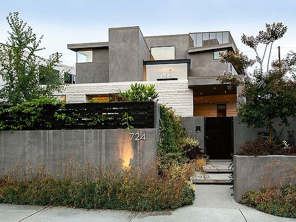 2nd image of 724 San Vicente Blvd
