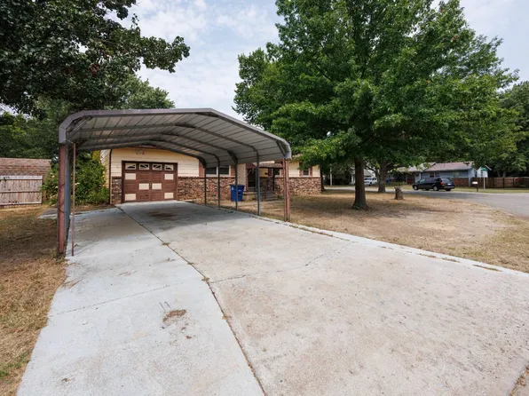 213 E 11th Ave, Caney, KS 67333