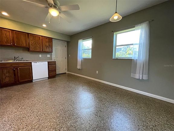4th image of 300 Windemere Ave