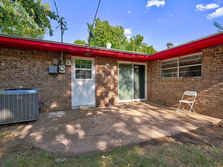 2220 Louise Ln — Photo 17