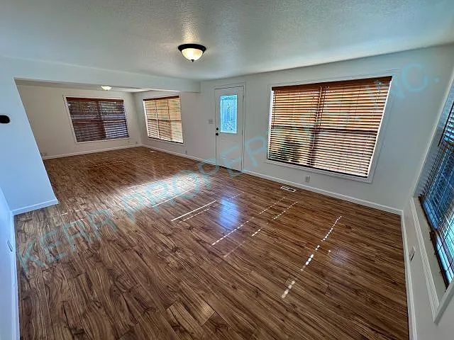 Charming 3-Bedroom Retreat in Estacada Spacious 1,370 Sq Ft Haven! — Photo 3