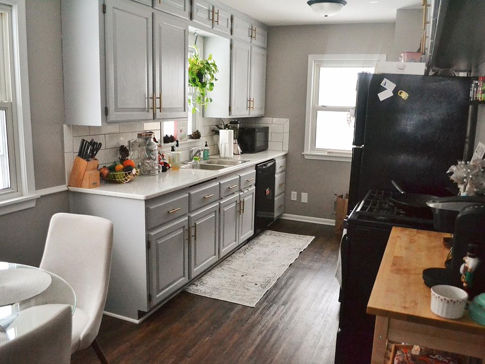 Bright clean kitchen.