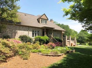 7 Lands End Dr, Greensboro, NC 27408