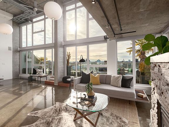2nd image of 289 Alexander St #1002