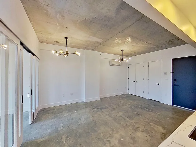 27 Montrose Ave #5T — Photo 17