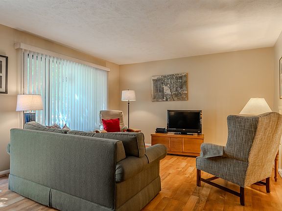 4th image of 1108 E Jefferson St APT 11