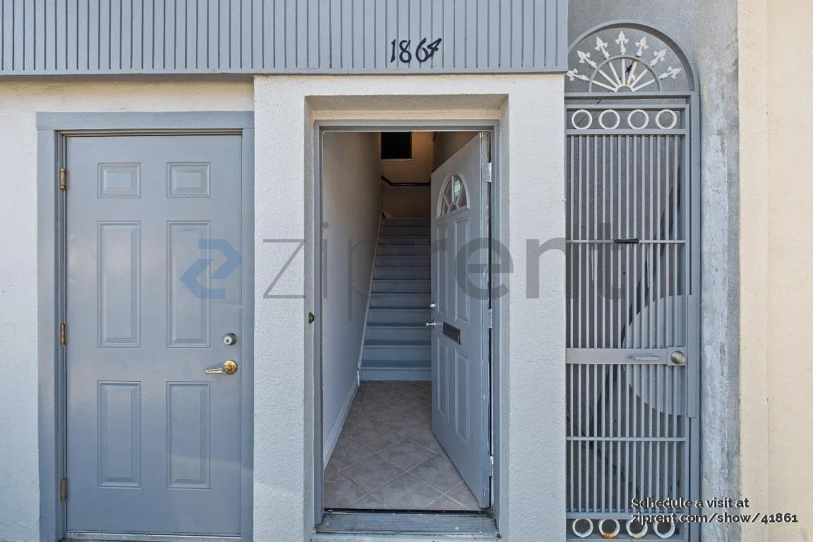 2 bed, 850 sqft, $2,929 — Photo 3