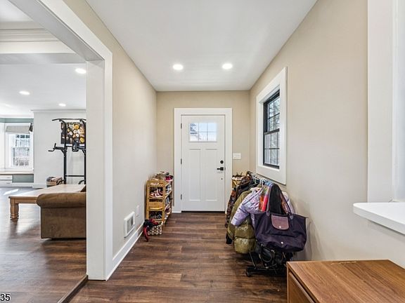 4th image of 64 Hillcrest Rd