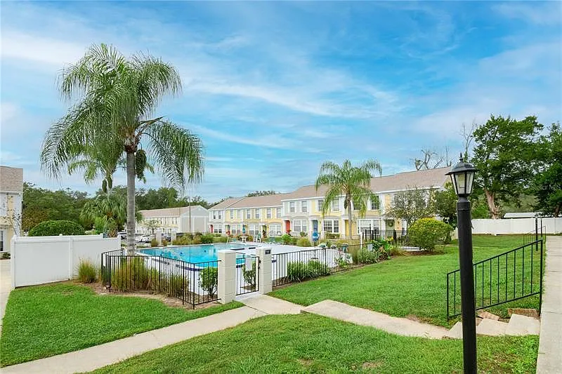 2 bed, 1.5 bath, 958 sqft, $1,600 — Photo 3