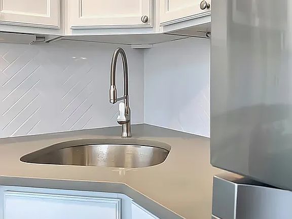 4th image of 303 E Houston St APT 5