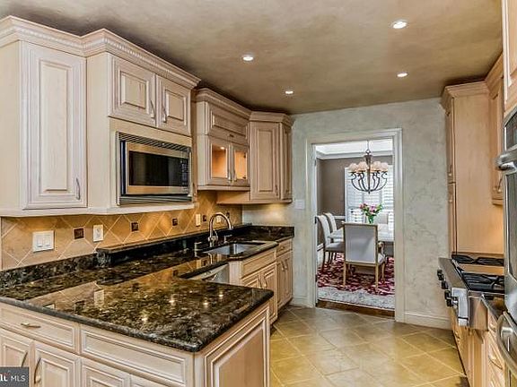 5th image of 6314 Chaucer View Cir