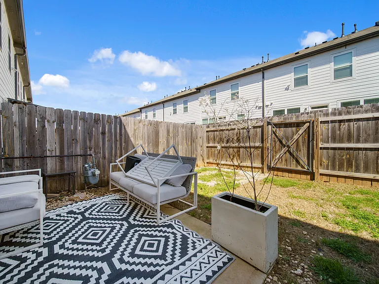 72 Garrison Dr — Photo 2