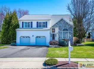 8 Pointer Pl, Kendall Park, NJ 08824