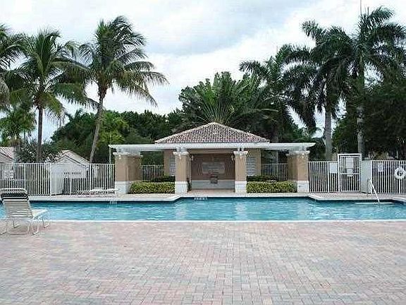 3rd image of 2067 Madeira Dr