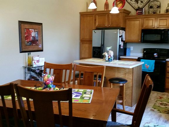 Eat-in-Kitchen/breakfast bar