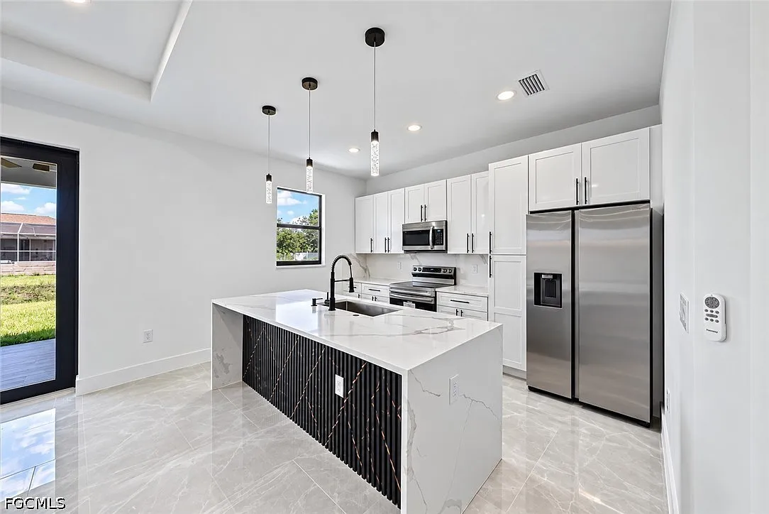 3 bed, 2.0 bath, 1300 sqft, $1,800 — Photo 3