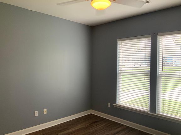 3rd image of 646 Peyton Cir