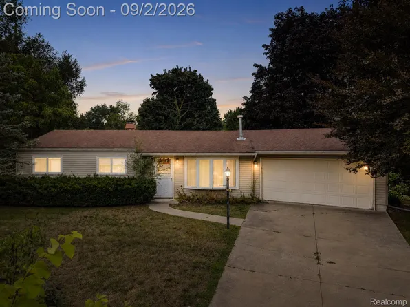 4595 Newcroft Ct, Commerce Township, MI 48382