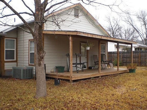 New covered back deck and fenced yard