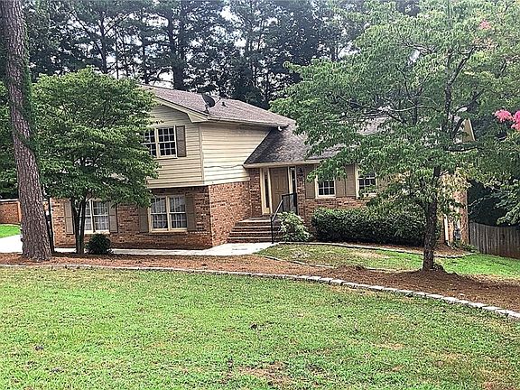 3rd image of 915 Bradford Ct