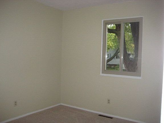 5th image of 995 Revere Dr