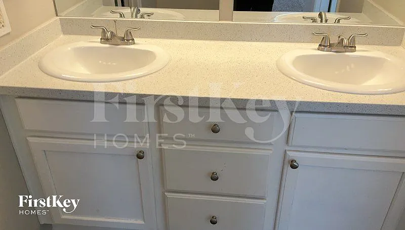 4 bed, 3.0 bath, 1656 sqft, $2,530 — Photo 2