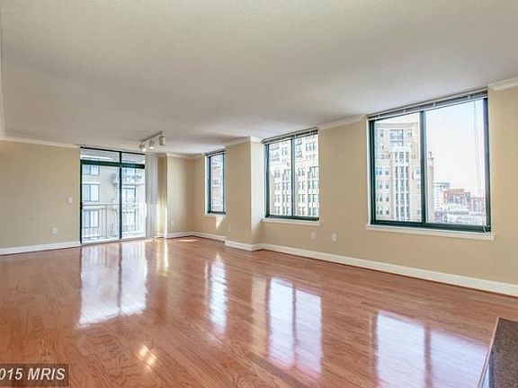 Large, Spacious Living Room