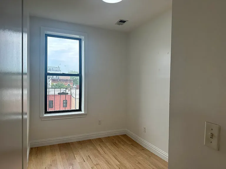 214 21st St #4R — Photo 10
