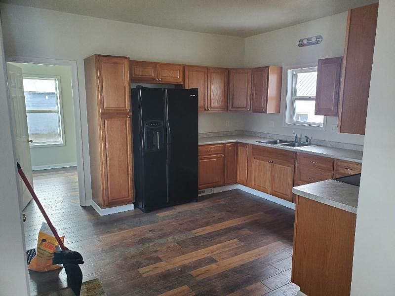 2nd image of 101 E Hosmer St