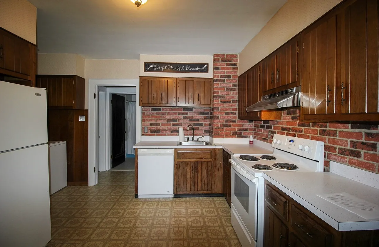 8 Woodland Rd — Photo 1