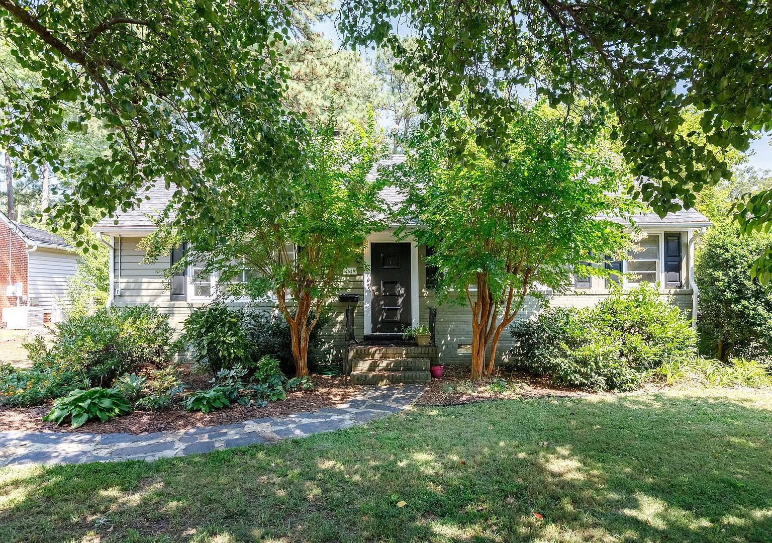 Charming 3-Bedroom Home with Fenced Backyard in Desirable Richmond Location Available Nov. 2026 — Photo 3
