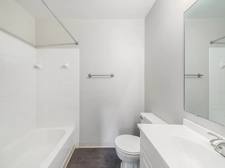 Midtown Square Apartments — Photo 9