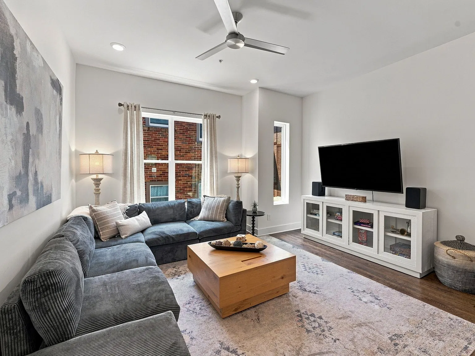 4 bed, 3.5 bath, 1972 sqft, $4,400 — Photo 4