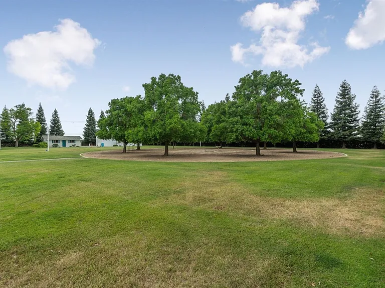 10521 N Minnewawa Ave — Photo 33
