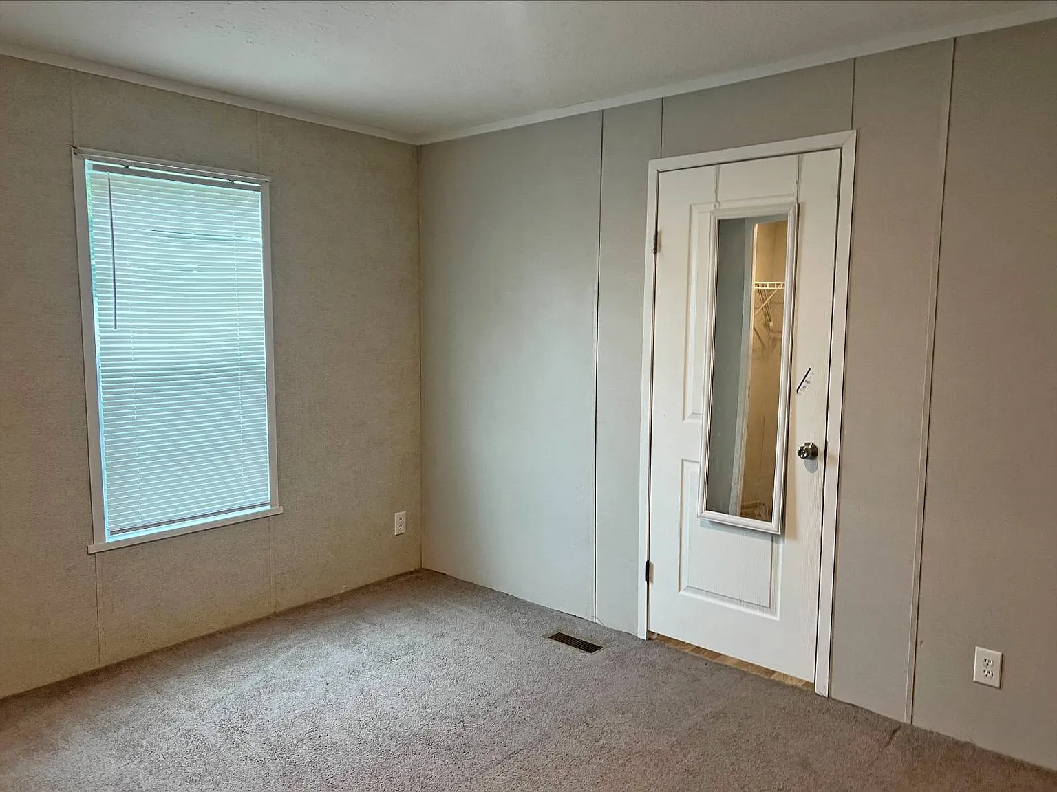 3 bed, 2.0 bath, 860 sqft, $995 — Photo 3