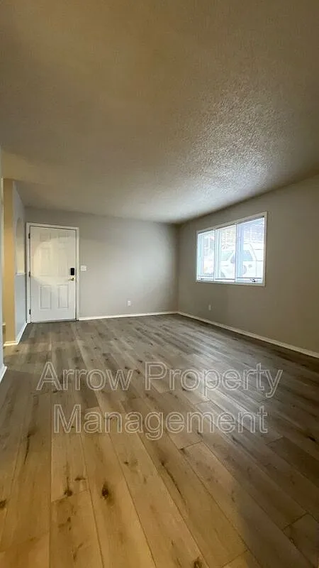 2 bed, 1.0 bath, 752 sqft, $900 — Photo 2