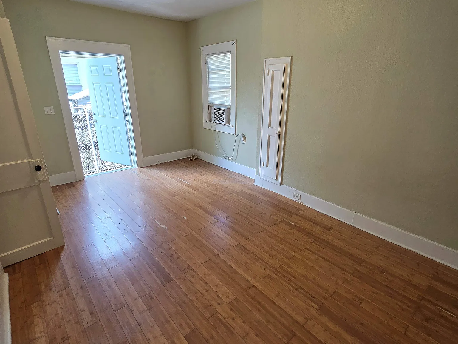 Studio, 300 sqft, $1,035 — Photo 3