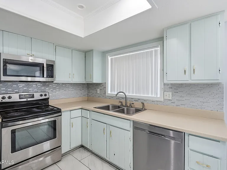 126 W Loma Vista Dr #101 — Photo 2