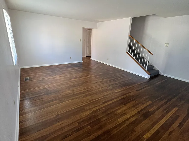 527 N Walnut St — Photo 4