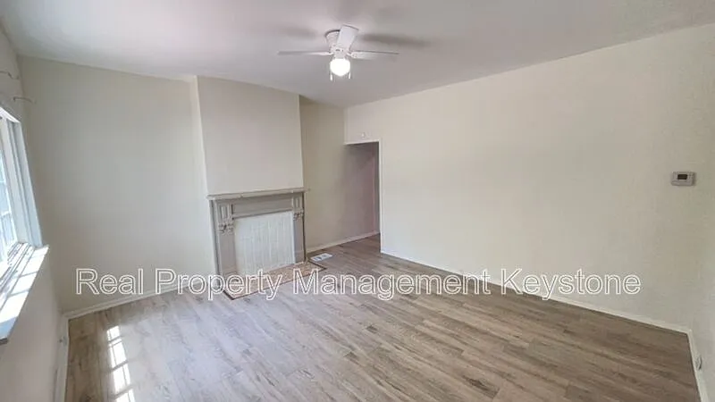 2 bed, 1.0 bath, $1,100 — Photo 2