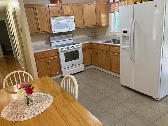 5th image of 38 Menominee Dr