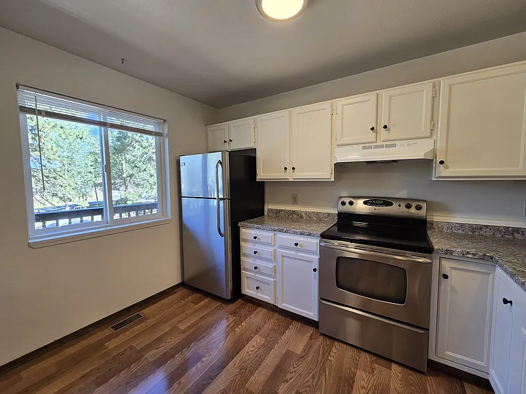 570 Manor Ct #B — Photo 6