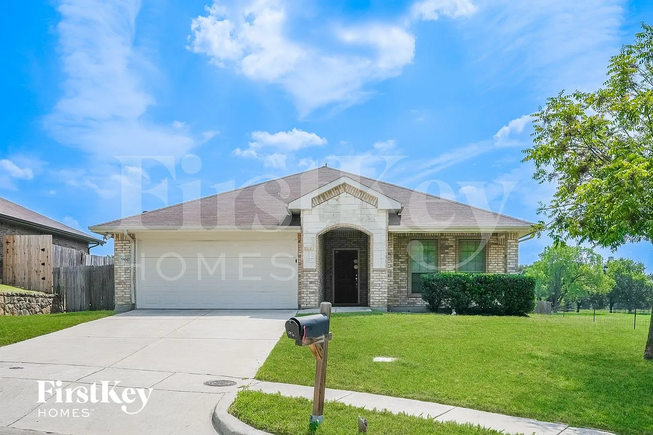 3 bed, 2.0 bath, 1689 sqft, $2,080 — Photo 1