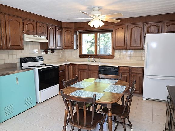4th image of 32 Sherwood Ave